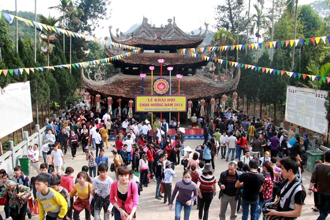 Chùa có hai kỷ lục Việt Nam là ngôi chùa có pho tượng Bồ tát Quán Thế Âm tọa sơn bằng đá xưa nhất Việt Nam và lễ hội Phật giáo hàng năm có thời gian dài nhất Việt Nam. Hương Sơn là một khu vực rộng lớn thuộc xã Hương Sơn, huyện Mỹ Đức, thành phố Hà Nội. Ở đây có nhiều chùa, động nổi tiếng như : chùa Thiên Trù, chùa Tiên Sơn, chùa Thanh Sơn, động Hương Tích, động Long Vân, động Đại Binh …Trong ảnh là lễ hội chùa Hương. Ảnh vietwintravel