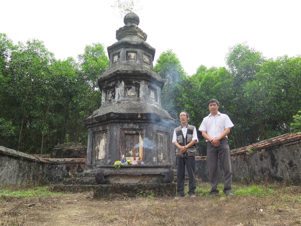 Ông Vĩnh Khánh bên lăng mộ Long Thành thái trưởng Công chúa - Ảnh: Vĩnh Khánh