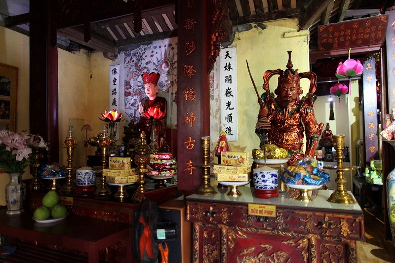 Cũng theo cuốn Thăng Long cổ tích khảo thì chùa được xây dựng vào thời vua Lý Nhân Tông (khoảng năm 1127 - 1128). Năm Kiến Gia thứ 8 (1281), Lý Huệ Tông đã cho dựng trên gò ngôi chùa Ngọc Hồ (bầu bằng ngọc, đẹp và quý như ngọc).