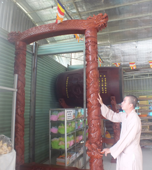 Giá đỡ chuông đã làm xong mà chờ hoài không thấy chuông đâu - Ảnh: Hải Nam