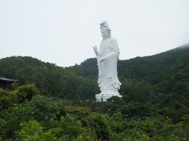 Tượng Quán Thế Âm Bồ Tát ở chùa Tsz Shan Monastery, quận Tai Po, Hong Kong