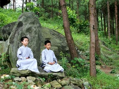 Thả lỏng là buông xả, là làm cho toàn thân dịu lại. Khi cơ thể đã chùng xuống, đã giãn cơ, tức đã giảm tiêu hao năng lượng một cách đáng kể rồi