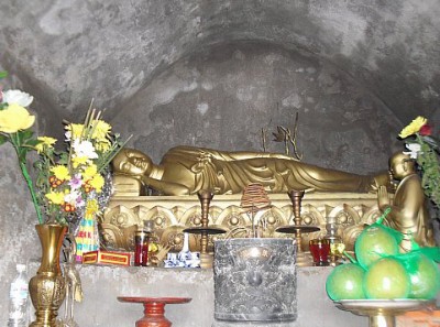 Tượng vua Trần Nhân Tông trong tư thế nằm