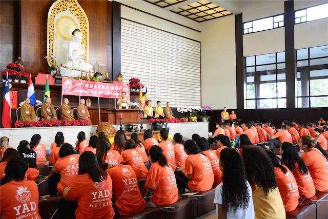 Khai mạc Trại Thanh thiếu niên Phật tử Di Lặc, Nam Mỹ tại Đại Hùng bảo điện Ba Tây Như Lai tự. (Ảnh: Nhân gian xã ký giả Trương Lợi Bình)
