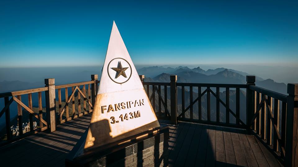 Đỉnh Fansipan - nơi check-in được yêu thích của tất cả du khách được bao phủ trong mây bay và có tầm nhìn tuyệt đẹp