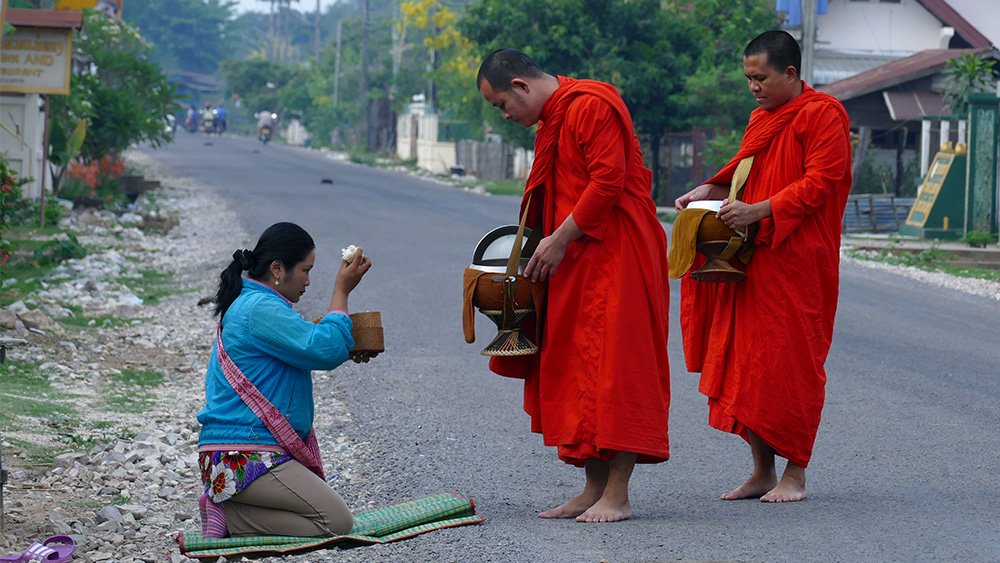 {title} Khất thực,Phật giáo,Lào