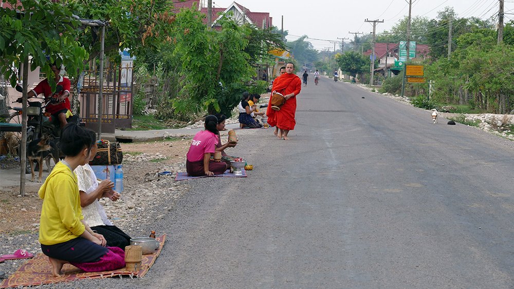 {title} Khất thực,Phật giáo,Lào