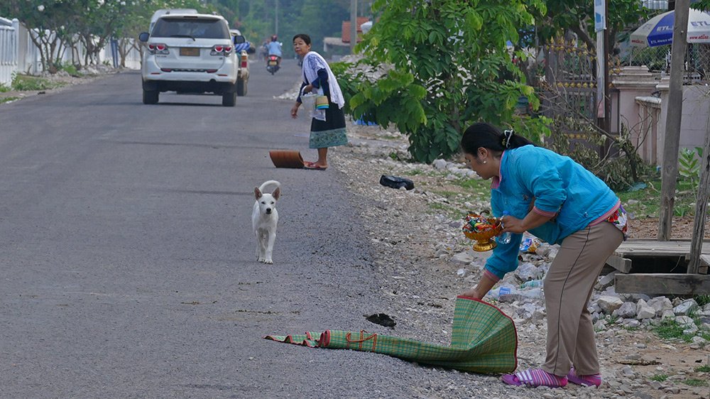{title} Khất thực,Phật giáo,Lào
