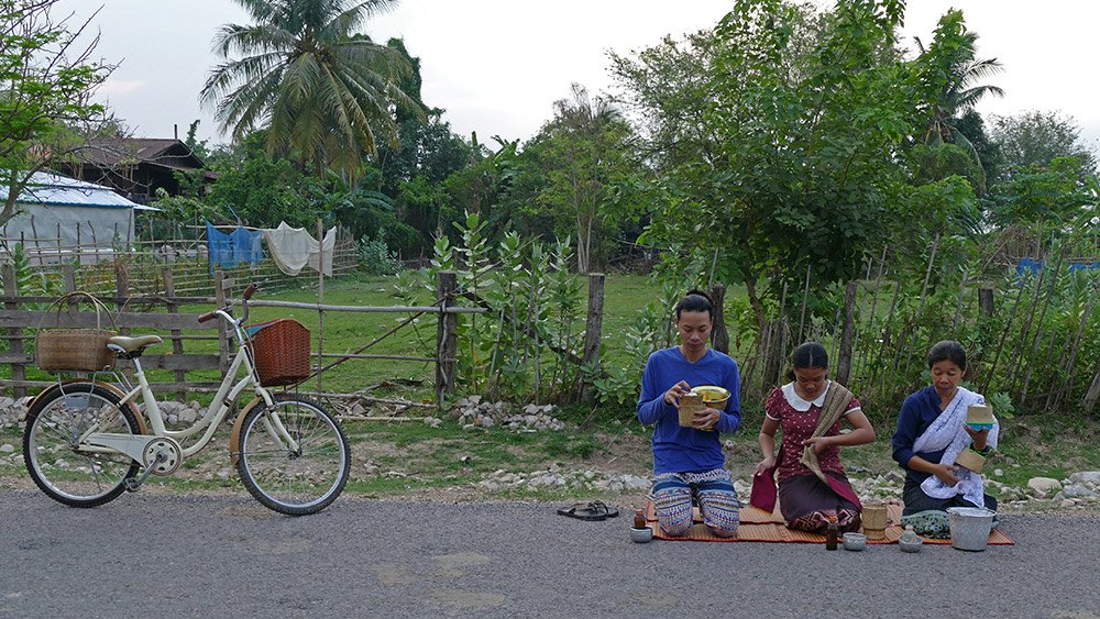 {title} Khất thực,Phật giáo,Lào
