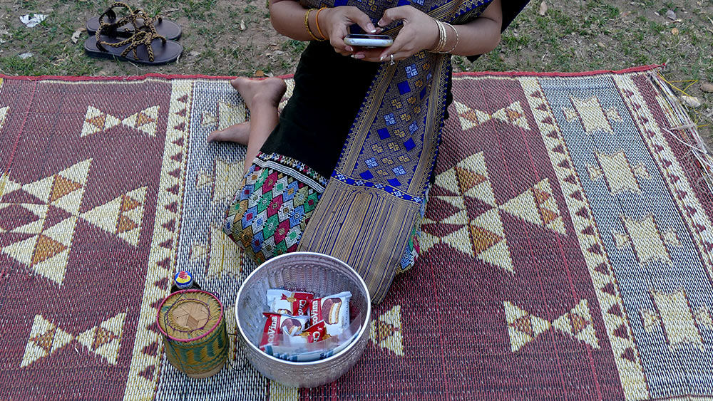 {title} Khất thực,Phật giáo,Lào