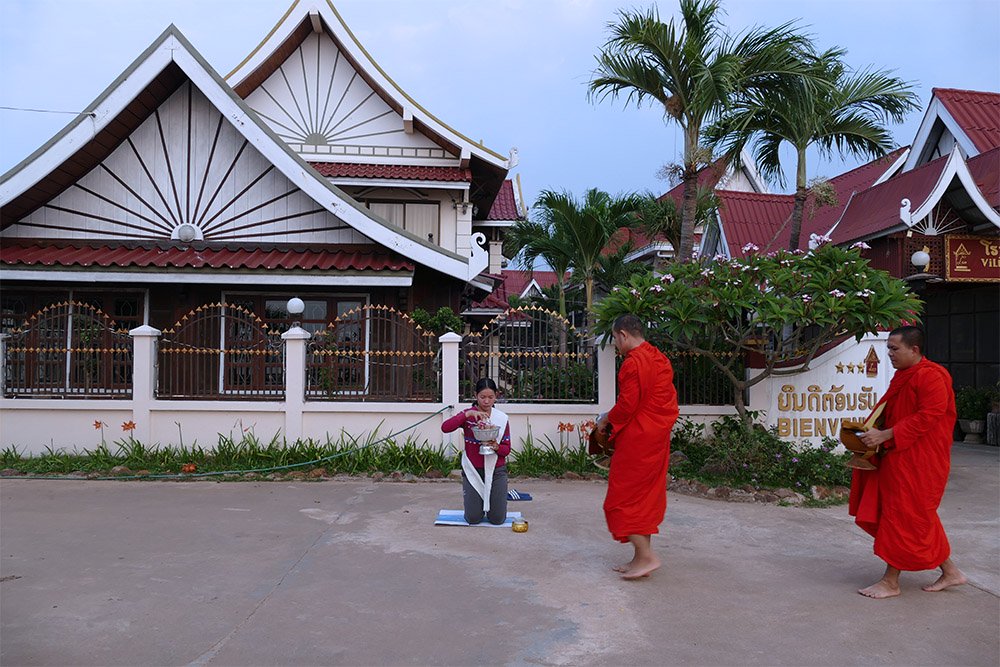 {title} Khất thực,Phật giáo,Lào