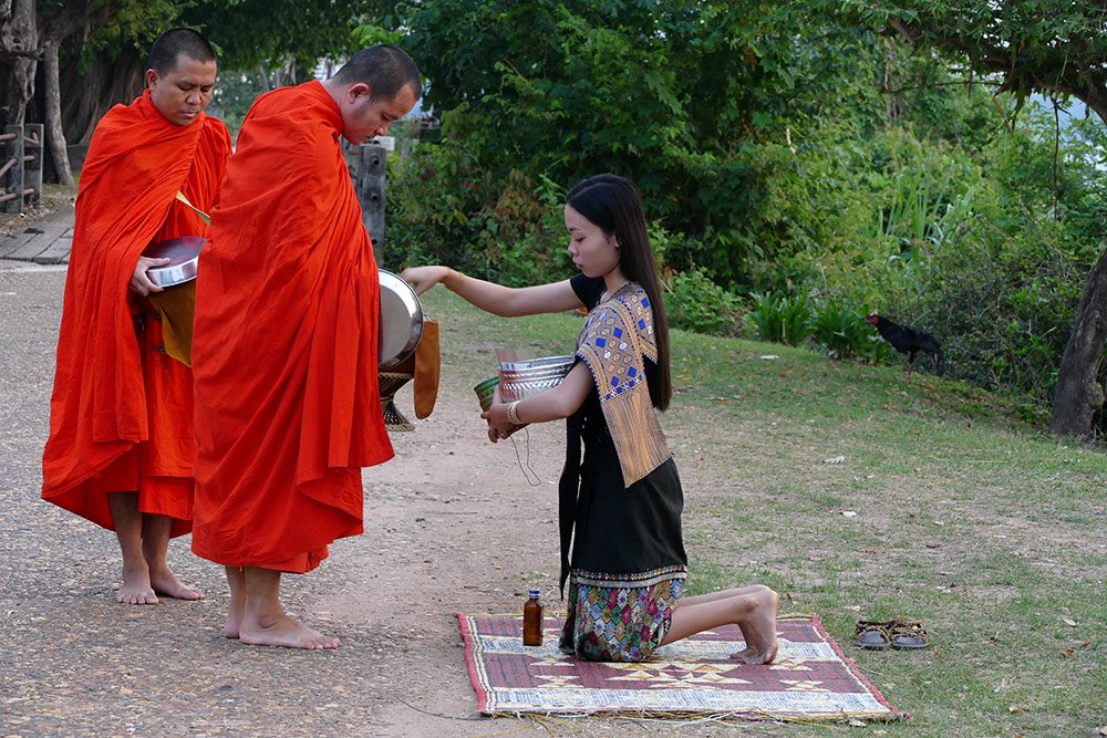 {title} Khất thực,Phật giáo,Lào