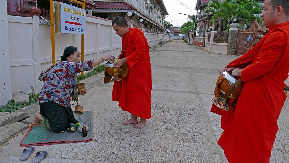 {title} Khất thực,Phật giáo,Lào