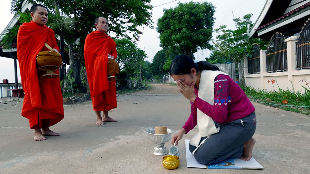 {title} Khất thực,Phật giáo,Lào