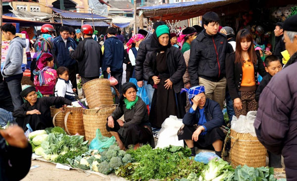 Phiên chợ của người Tày.