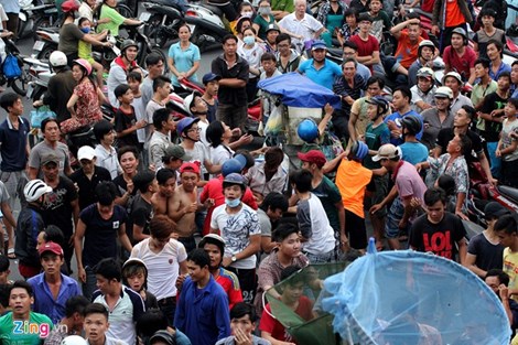 Thi nhau hứng tiền cúng cô hồn bằng lồng gà ở Sài Gòn