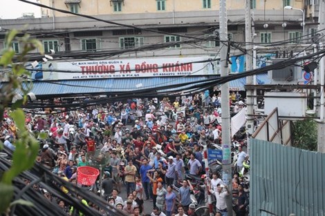 Việc tổ chức rải tiền trong ngày cúng cô hồn khiến đường phố Sài Gòn hoảng loạn.